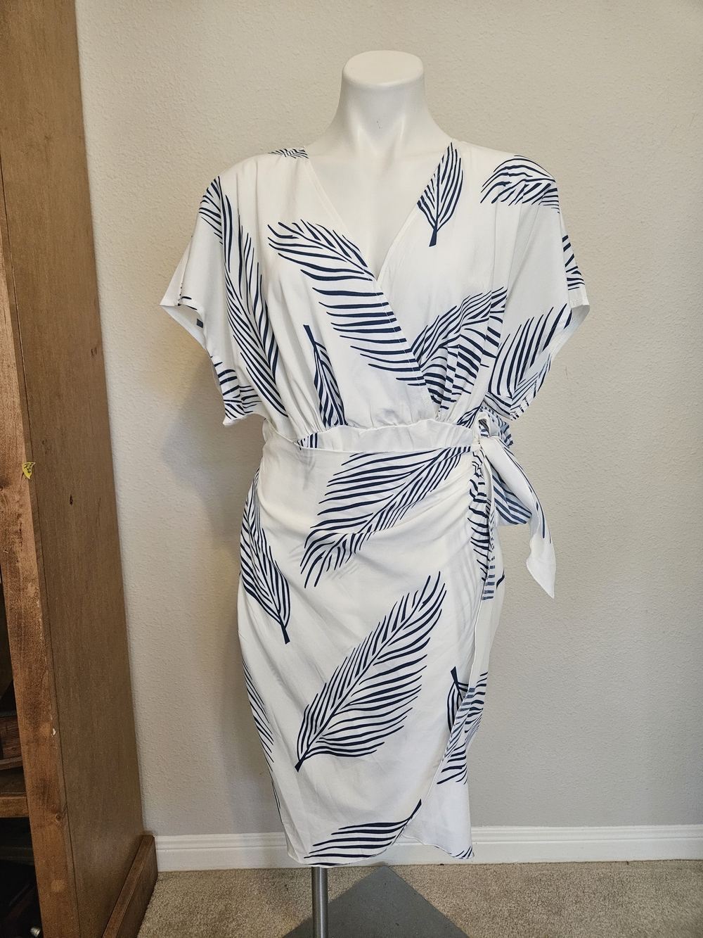 SHEIN Curve White & Navy Leaf-Print Wrap Dress
